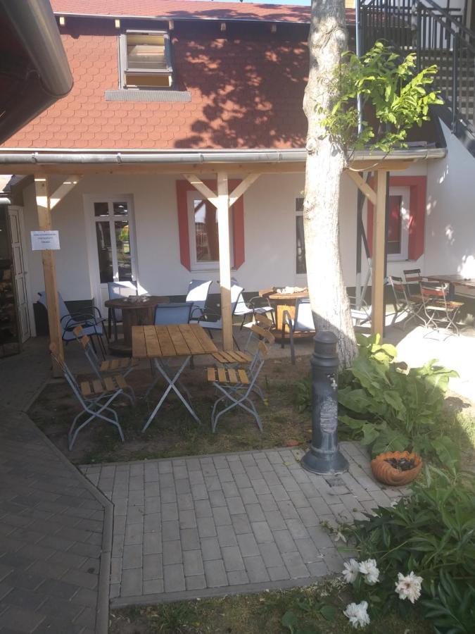 Keresz Panzio Bed & Breakfast Martely Exterior photo