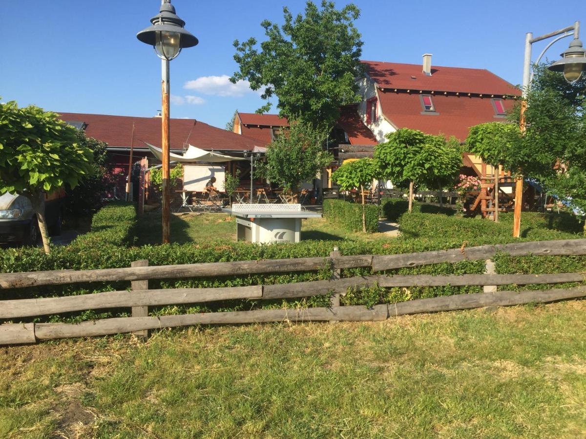 Keresz Panzio Bed & Breakfast Martely Exterior photo