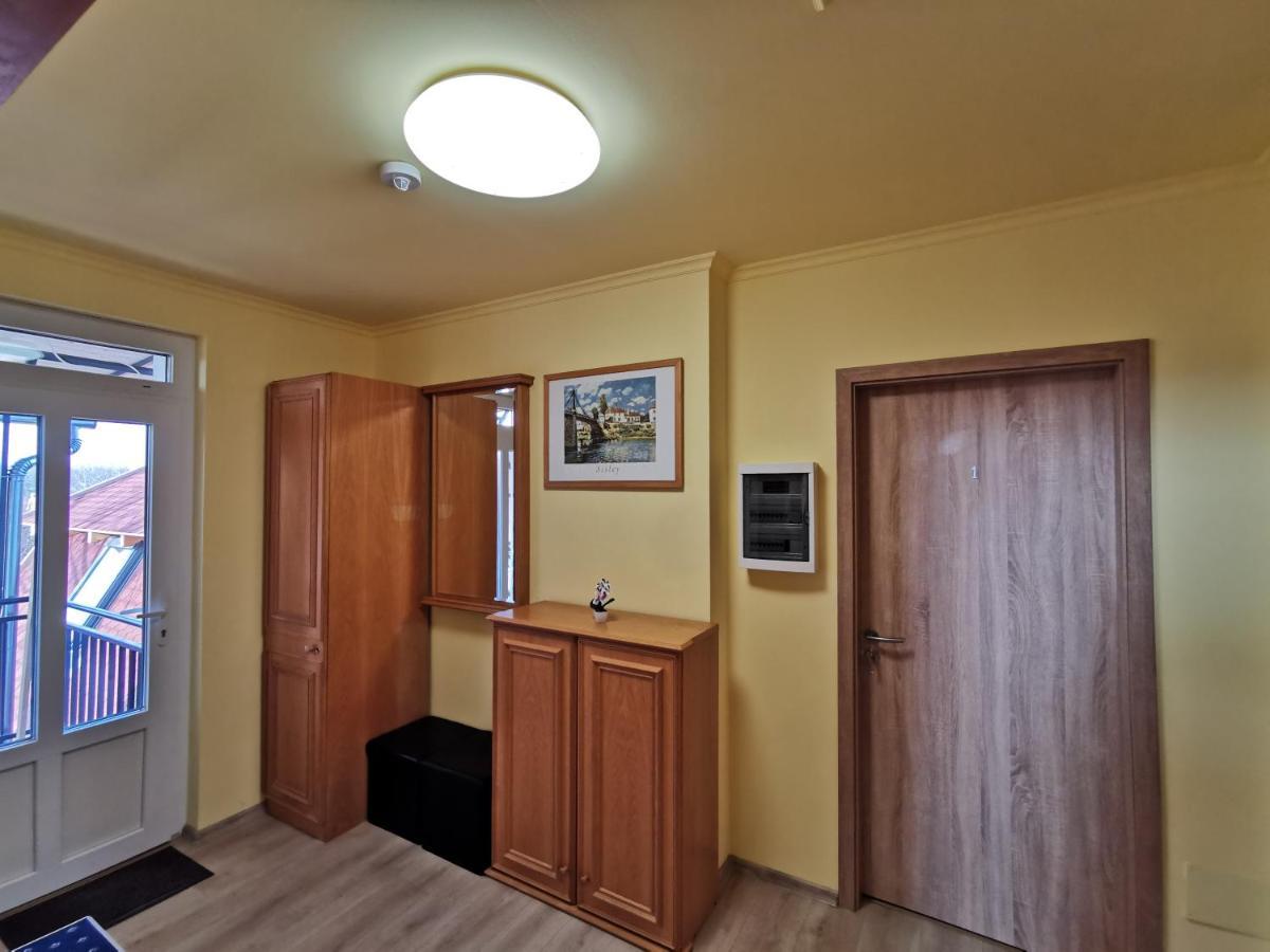 Keresz Panzio Bed & Breakfast Martely Exterior photo