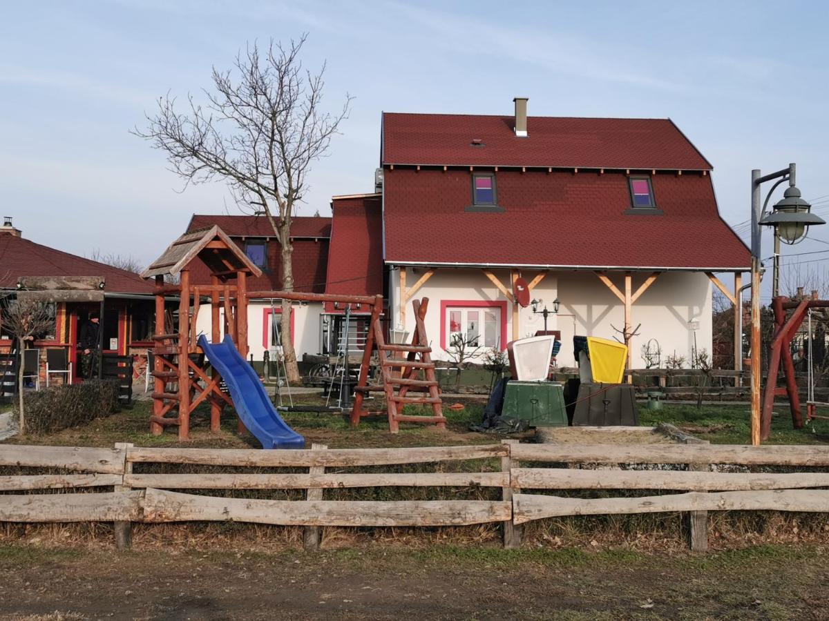 Keresz Panzio Bed & Breakfast Martely Exterior photo