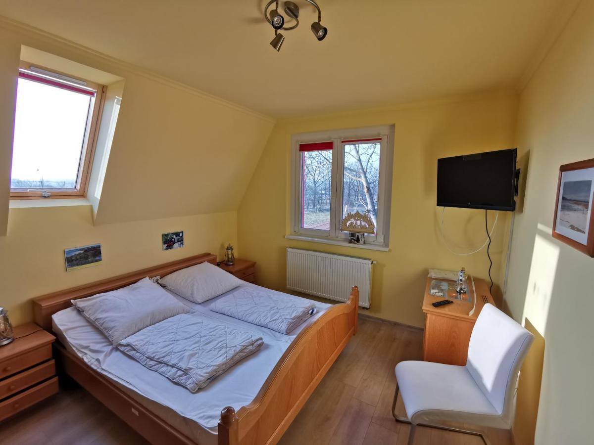 Keresz Panzio Bed & Breakfast Martely Exterior photo